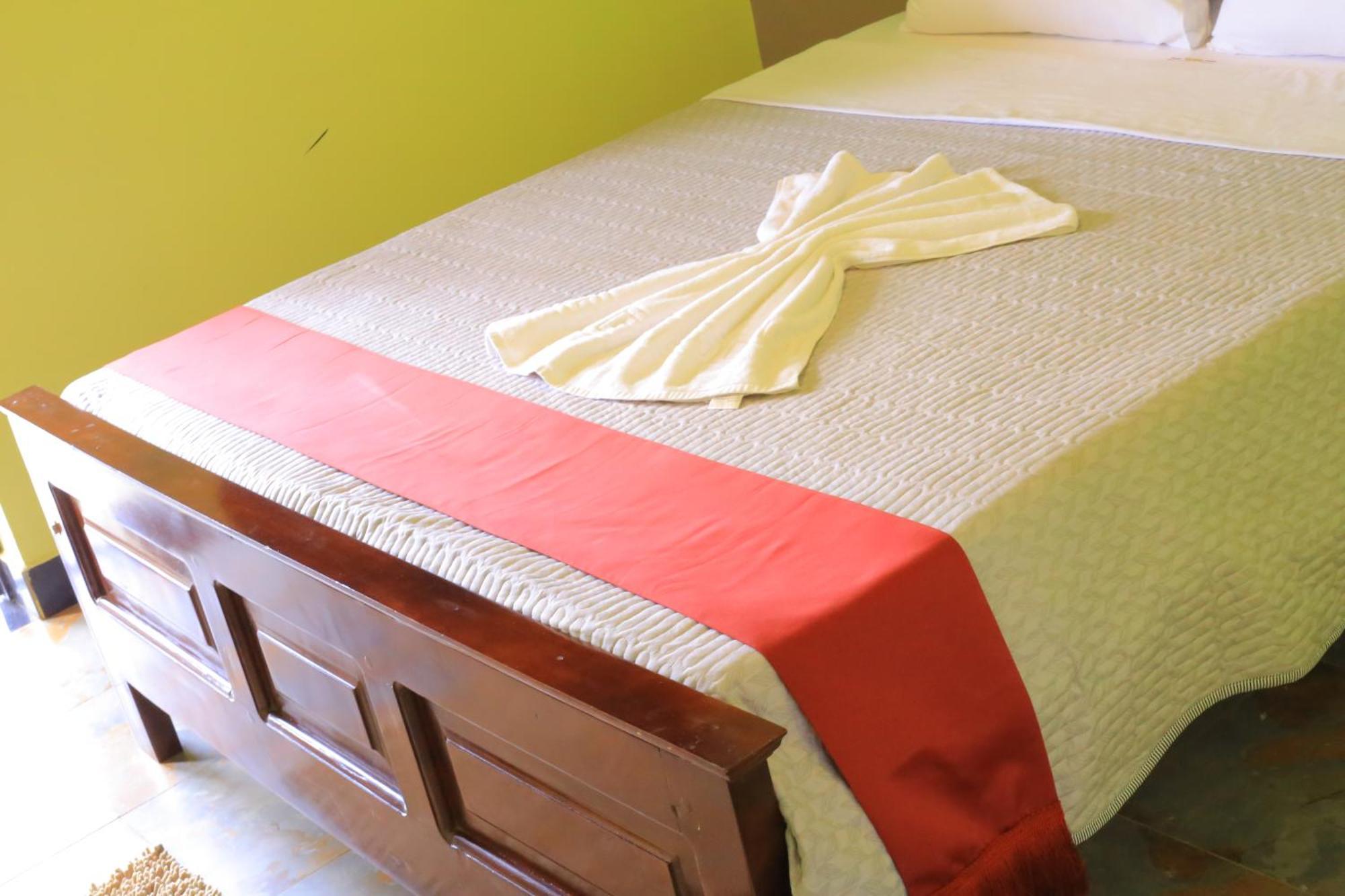 Golden Suites Hotel Entebbe Zewnętrze zdjęcie